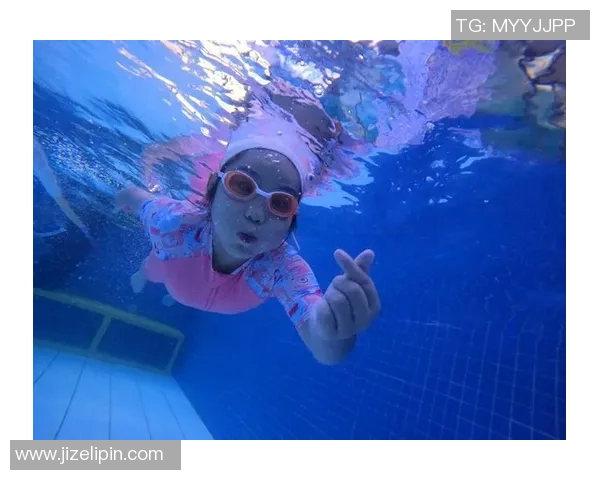 婴儿游泳的益处与注意事项：如何科学、安全地让宝宝爱上水中运动